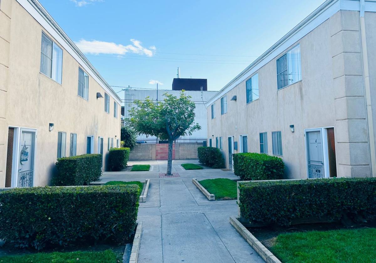 Townhouse for rent at 2950 W Lynrose Dr, Anaheim, CA 92804
