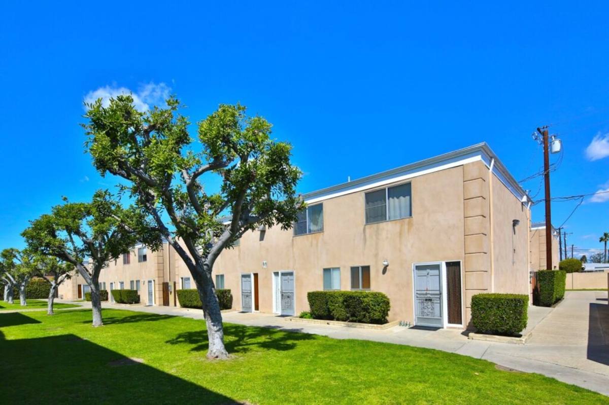 Townhouse for rent at 2950 W Lynrose Dr, Anaheim, CA 92804