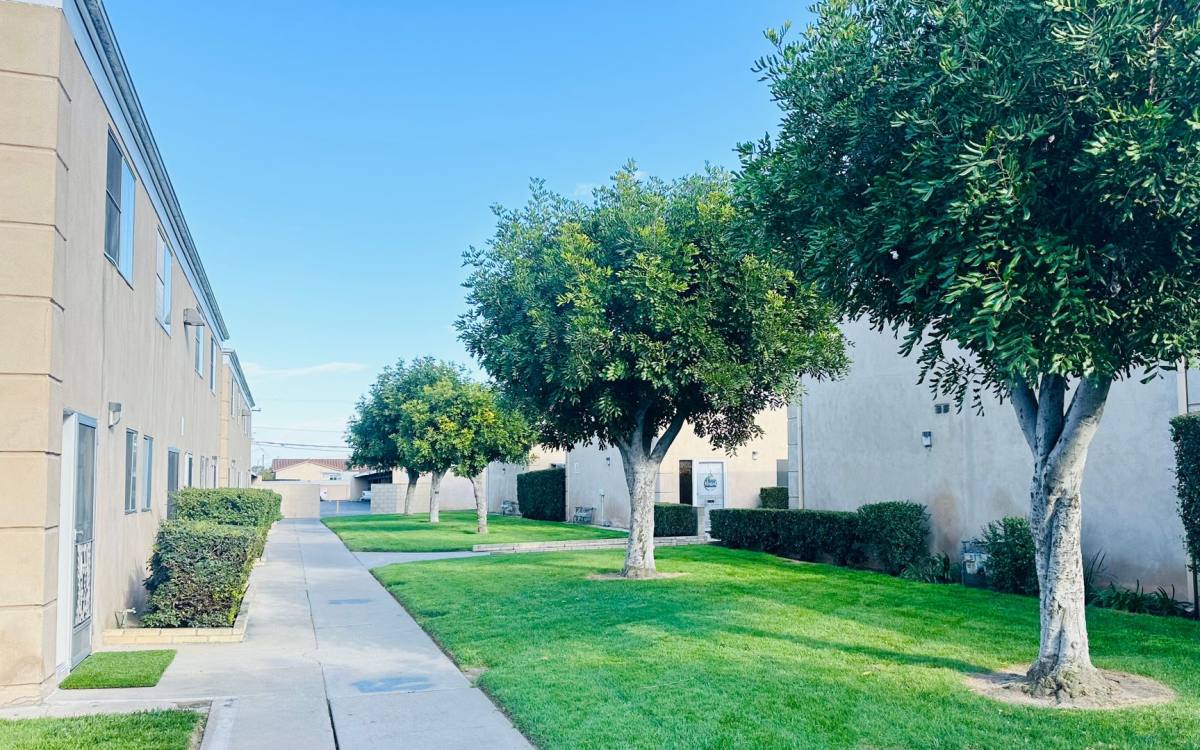 Townhouse for rent at 2950 W Lynrose Dr, Anaheim, CA 92804