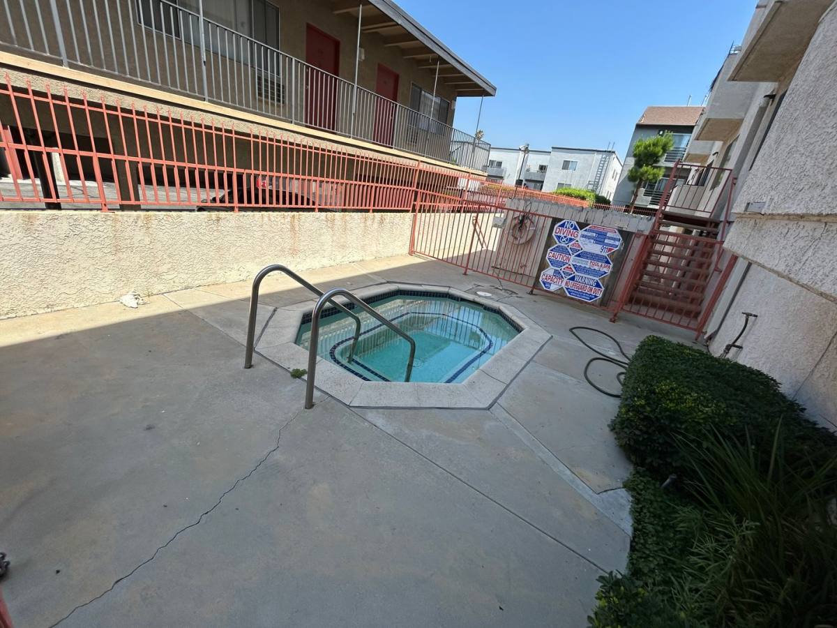 Apartment for rent at 8731 De Soto, Canoga Park, CA 91304