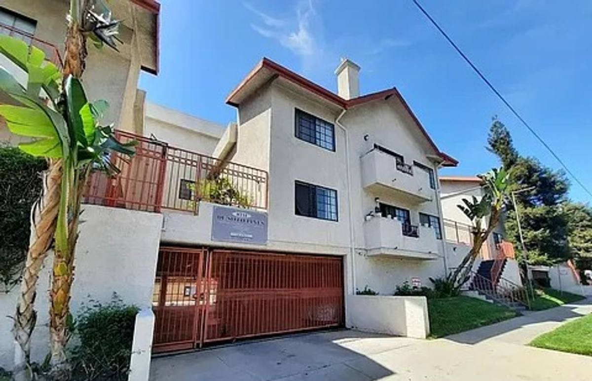 Apartment for rent at 8731 De Soto, Canoga Park, CA 91304