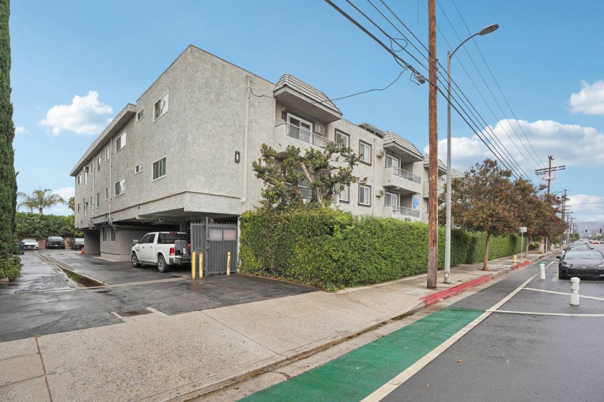 Apartment for rent at 8155 Reseda Blvd, Reseda, CA 91335