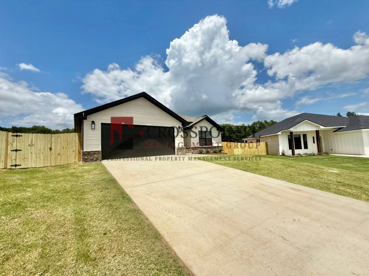 House for rent at 17434 Crossing Circle, Lindale, TX 75771