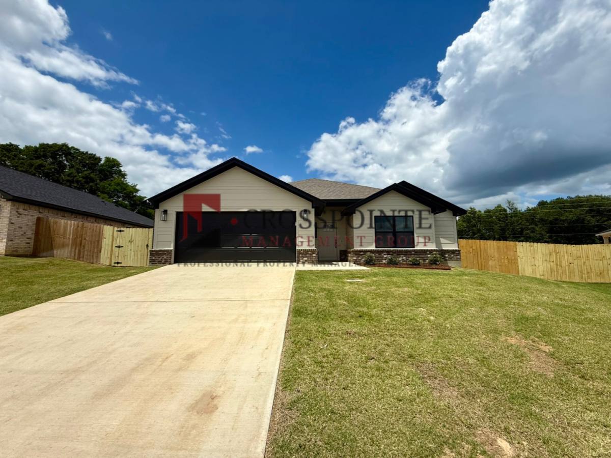 House for rent at 17434 Crossing Circle, Lindale, TX 75771