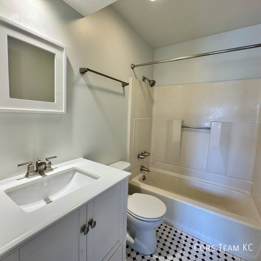 Townhouse for rent at 4420 Jarboe St #4D, Kansas City, MO 64111
