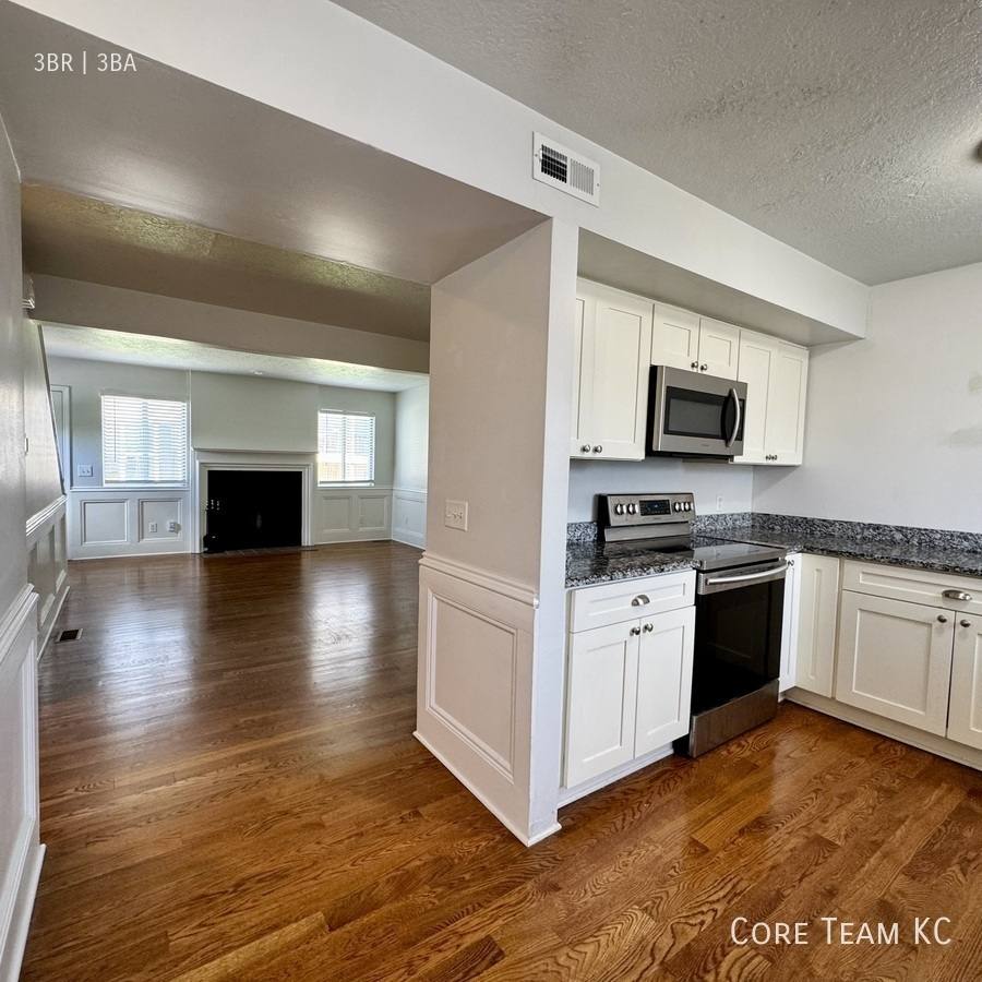 Townhouse for rent at 4420 Jarboe St #4D, Kansas City, MO 64111