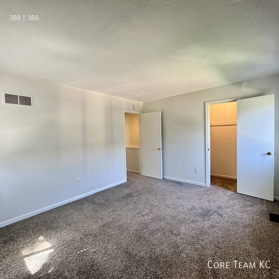 Townhouse for rent at 4420 Jarboe St #4D, Kansas City, MO 64111