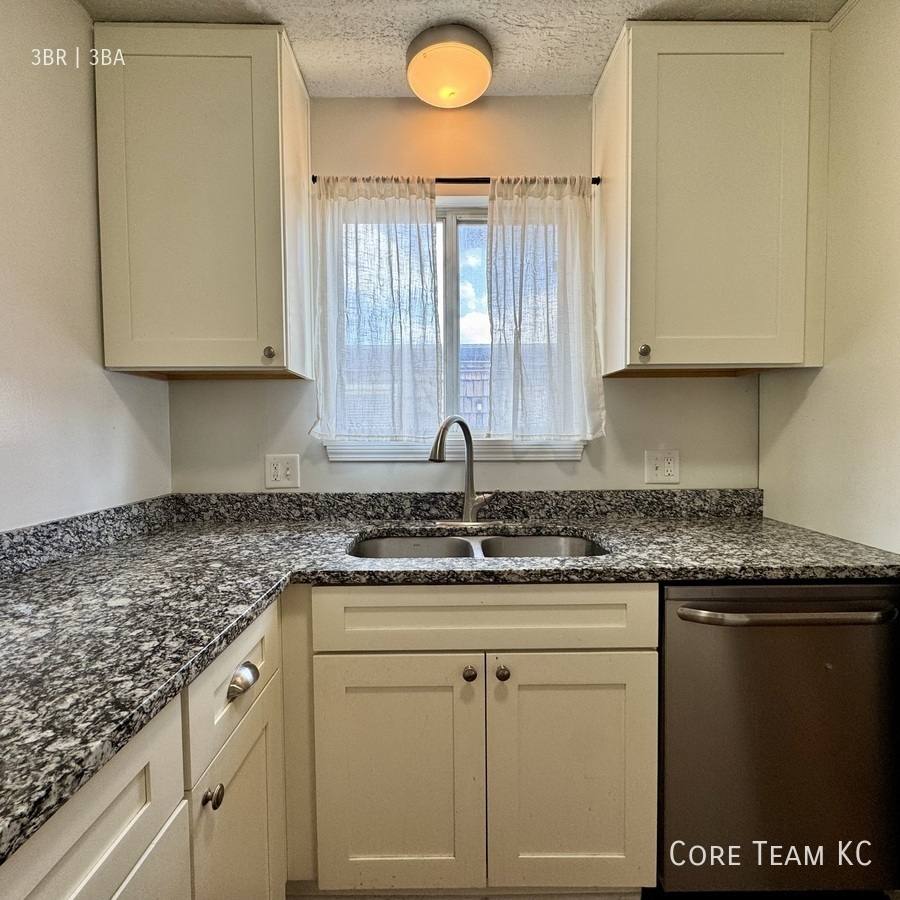 Townhouse for rent at 4420 Jarboe St #4D, Kansas City, MO 64111