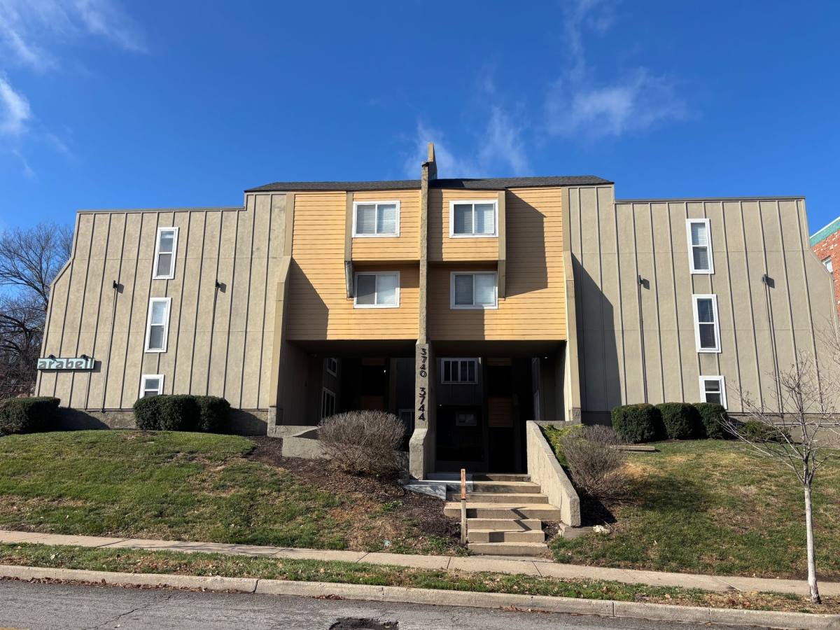 Apartment for rent at 3740-3744 Warwick Blvd, Kansas City, MO 64111