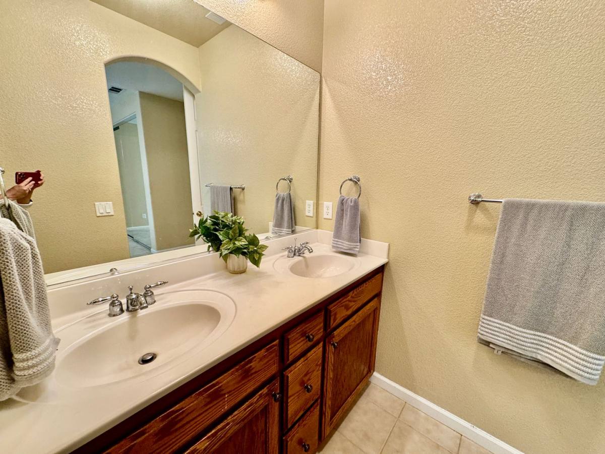 House for rent at 824 El Tesoro Lane, Los Banos, CA 93635