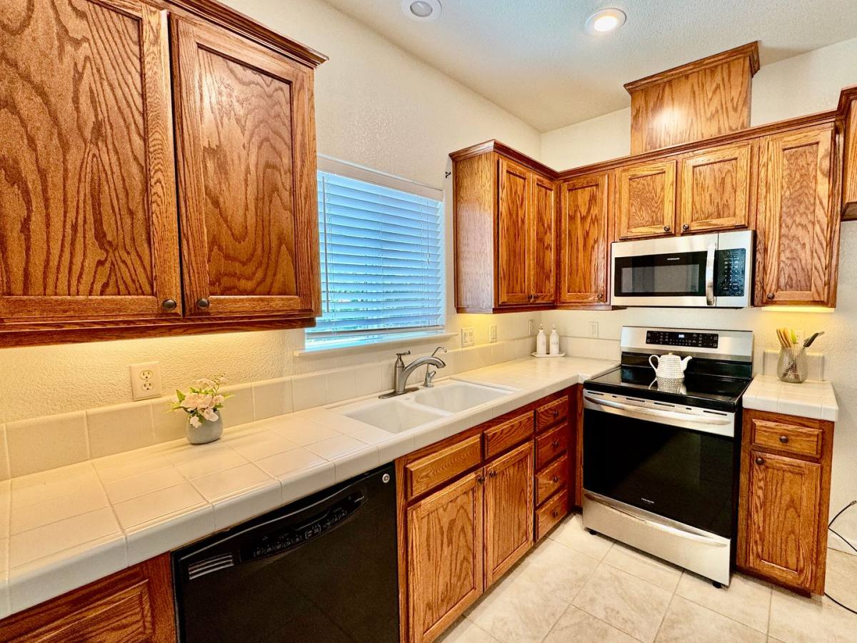 House for rent at 824 El Tesoro Lane, Los Banos, CA 93635