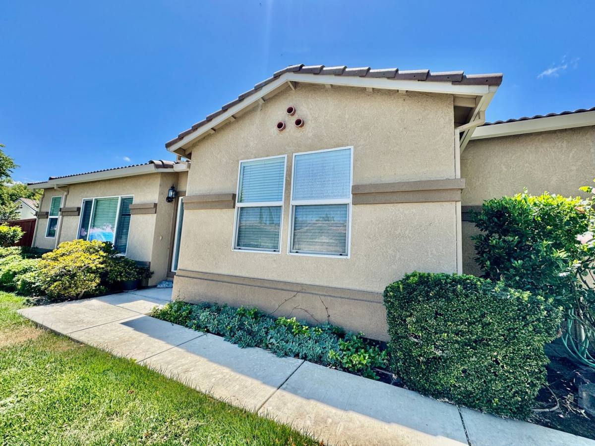 House for rent at 824 El Tesoro Lane, Los Banos, CA 93635