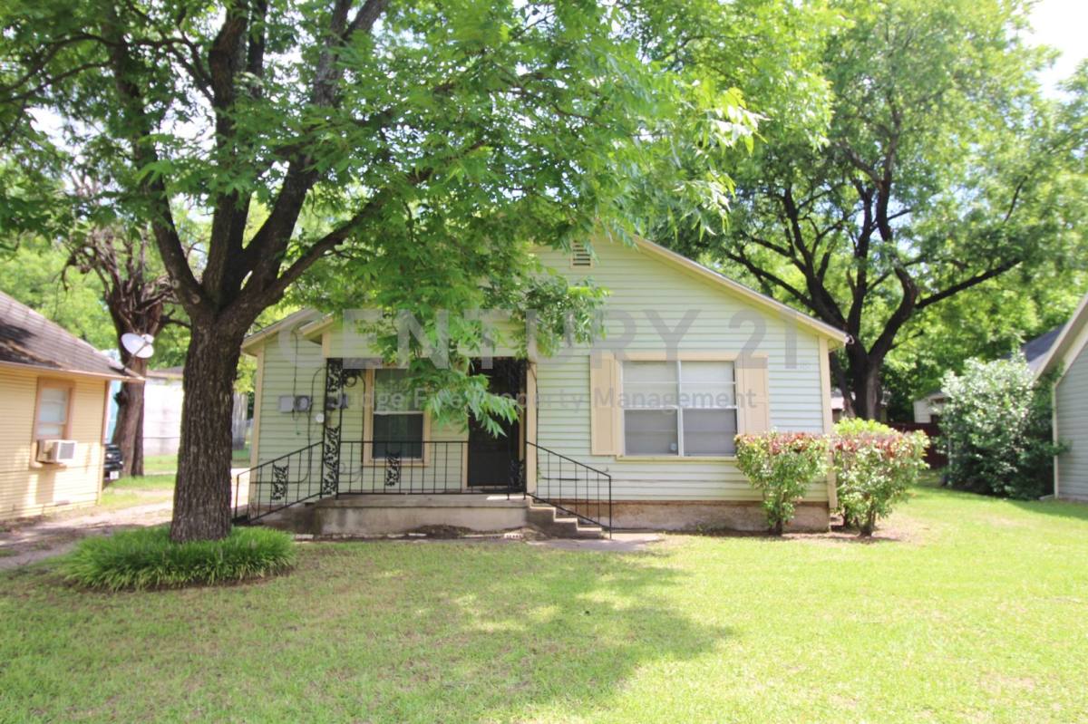 House for rent at 421 Dr Martin Luther King Jr Blvd, Waxahachie, TX 75165