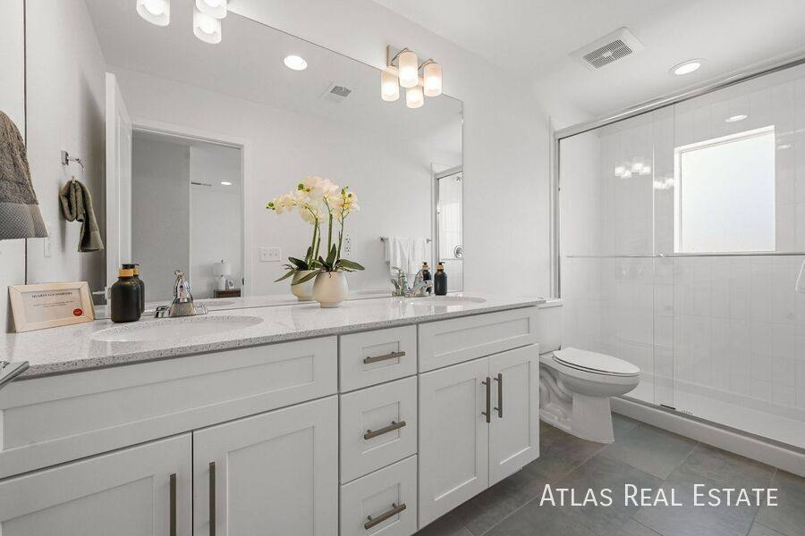 Townhouse for rent at 1383 N Akron St, Aurora, CO 80010