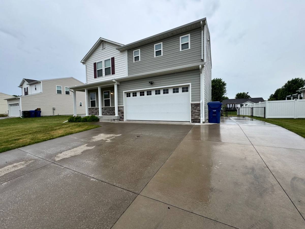 House for rent at 1610 Westport Dr, Davenport, IA 52804