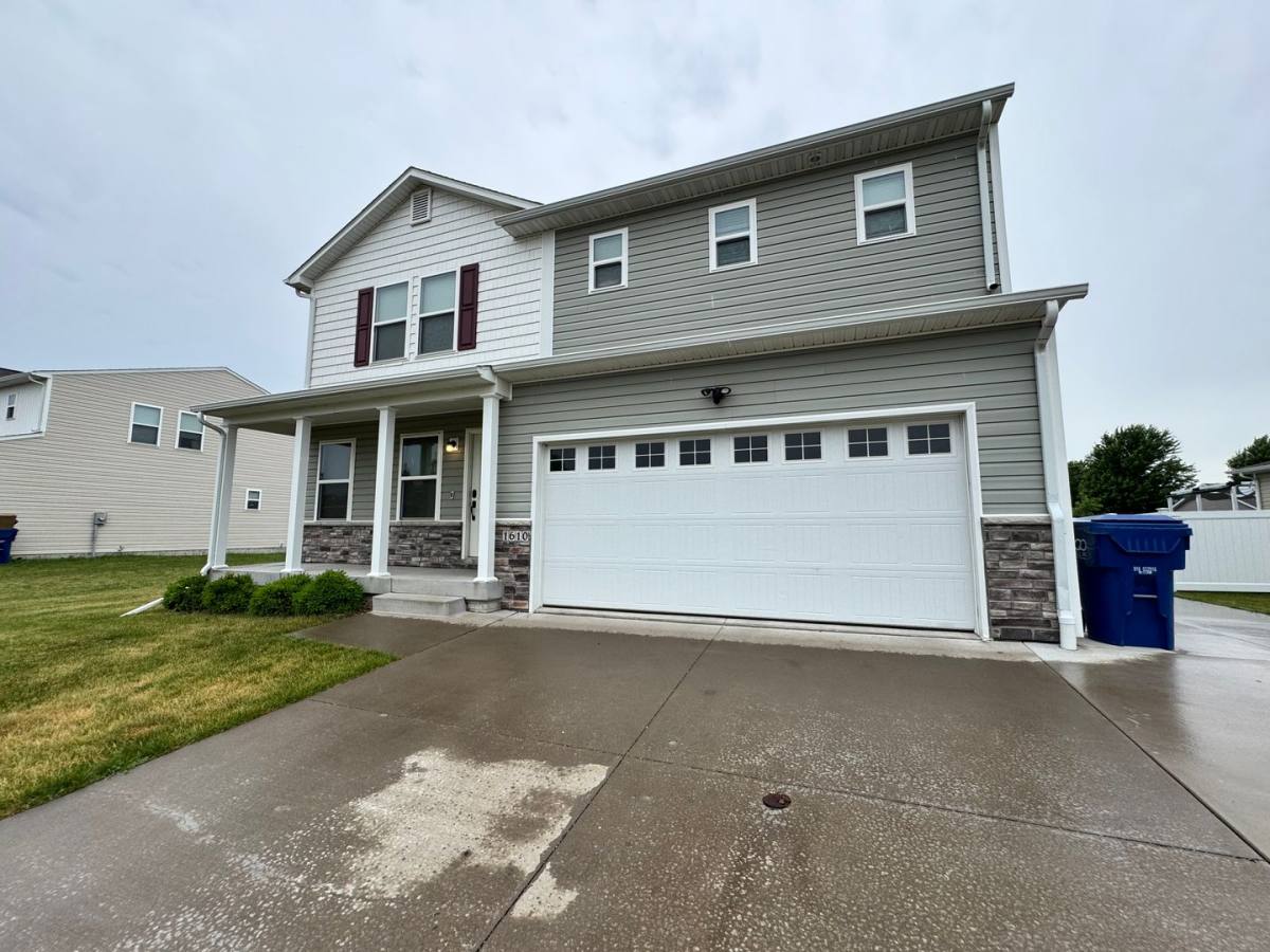 House for rent at 1610 Westport Dr, Davenport, IA 52804