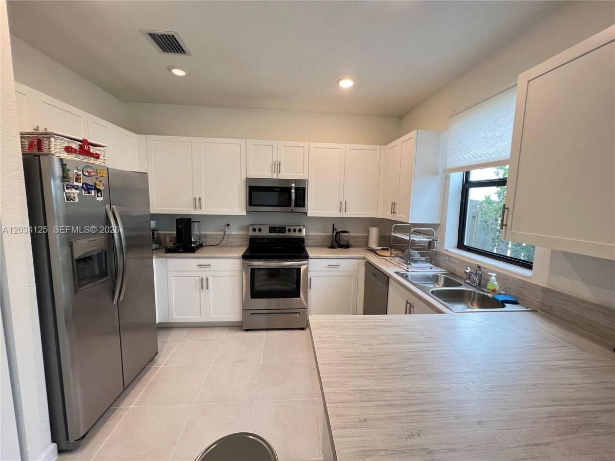 Townhouse for rent at 20610 NE 5th Place, Miami, FL 33179