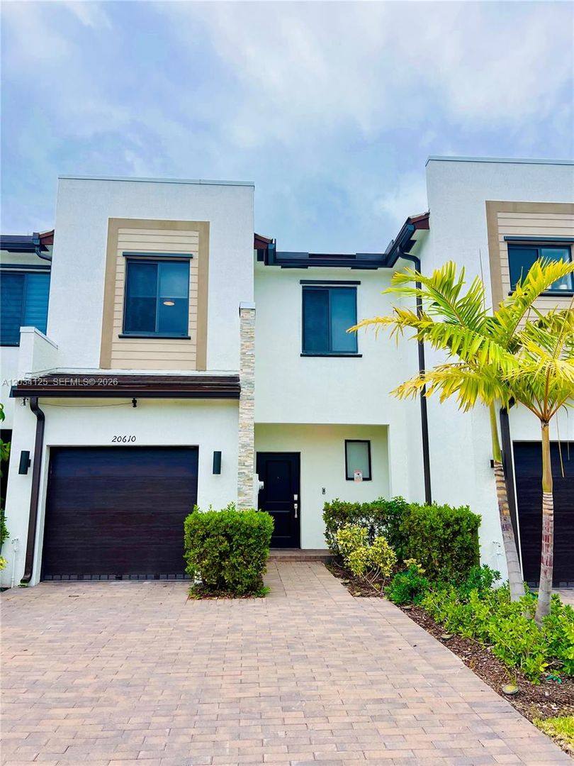 Townhouse for rent at 20610 NE 5th Place, Miami, FL 33179