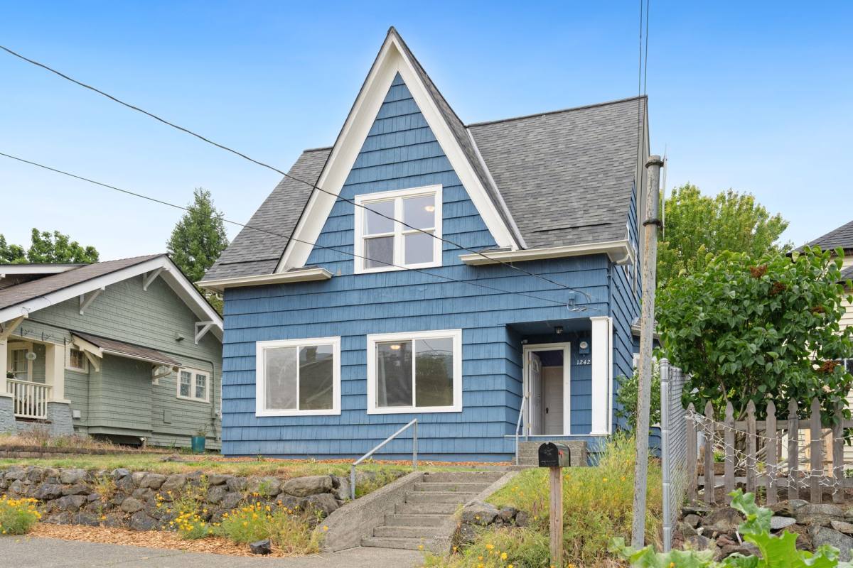 House for rent at 1242 8th St, Bremerton, WA 98337