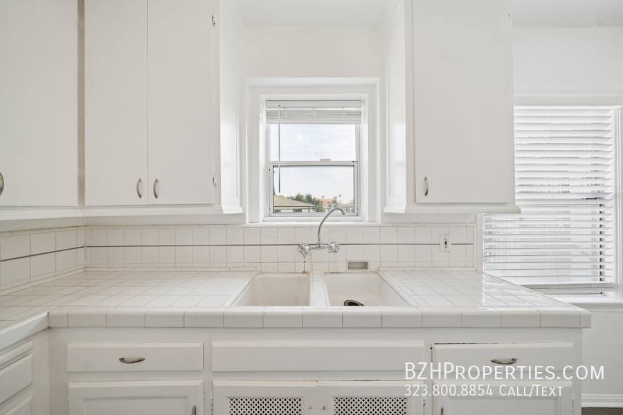 Apartment for rent at 1402 1 2 N Mansfield Ave, Los Angeles, CA 90028