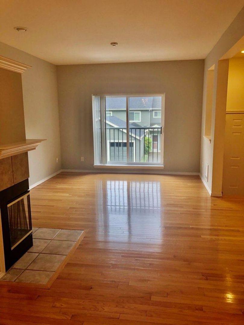 Townhouse for rent at 9411 177th Place NE, Redmond, WA 98052