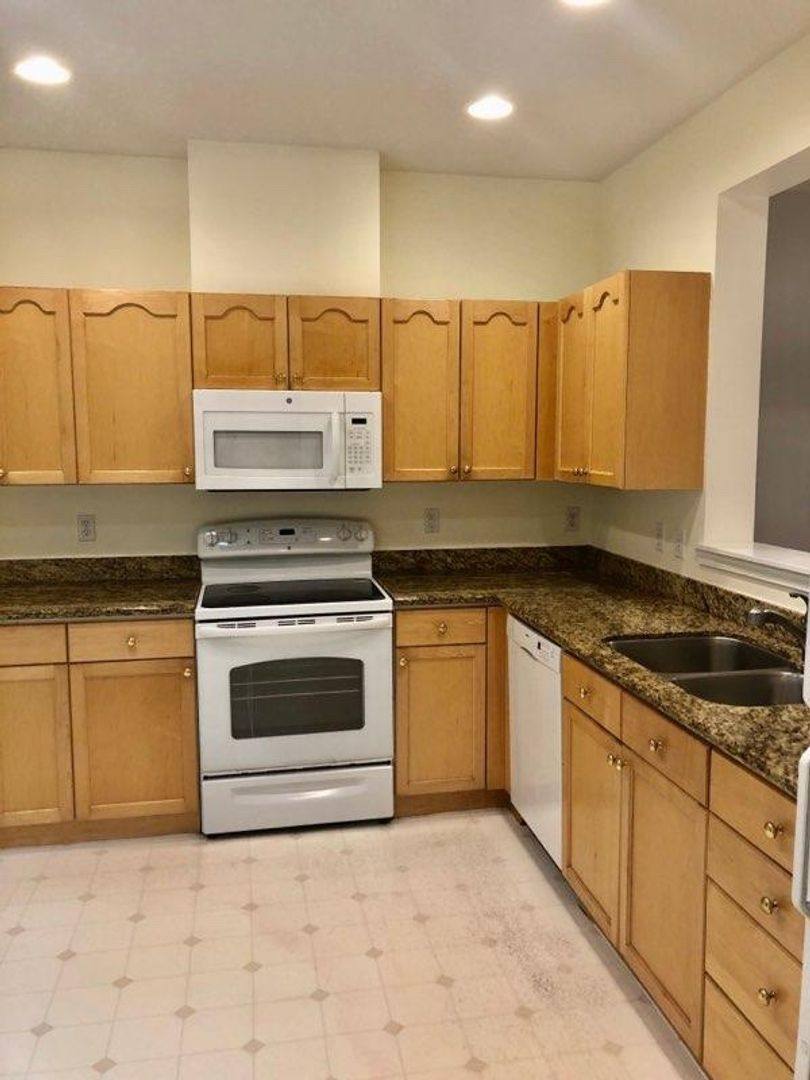Townhouse for rent at 9411 177th Place NE, Redmond, WA 98052