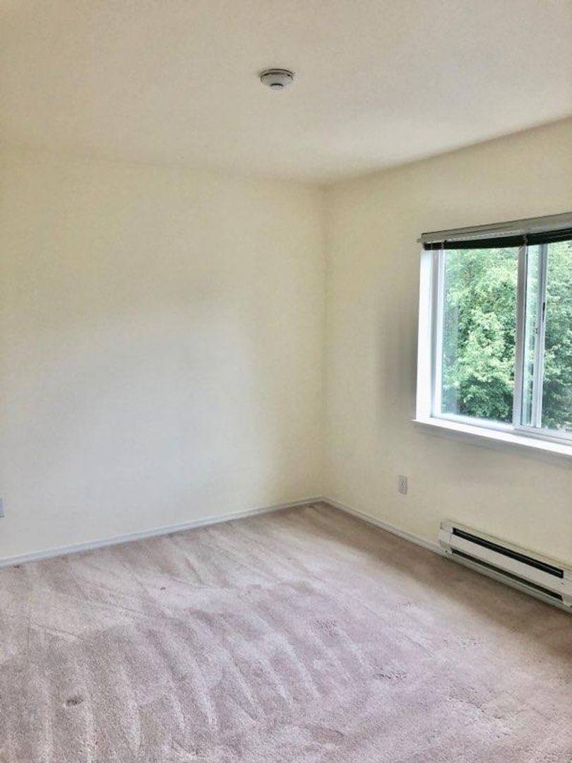 Townhouse for rent at 9411 177th Place NE, Redmond, WA 98052