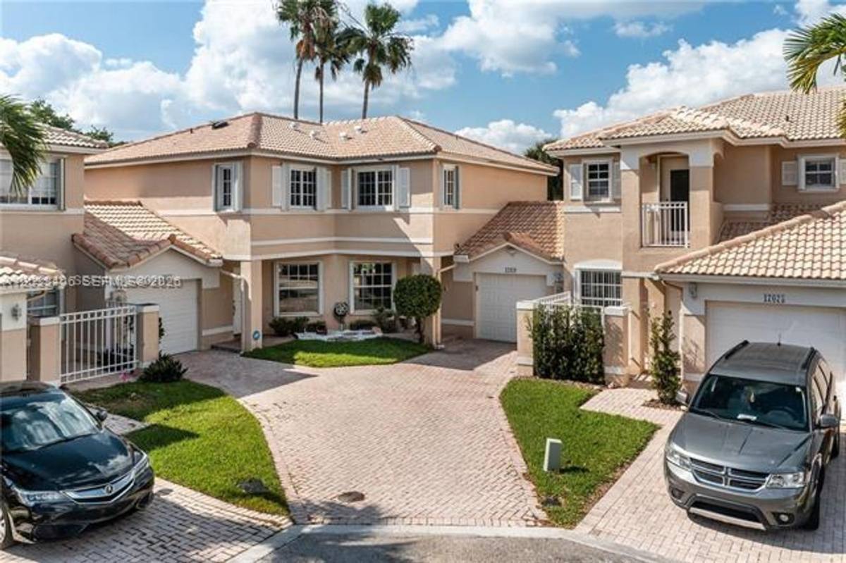 Townhouse for rent at 17079 NW 22nd St, Pembroke Pines, FL 33028