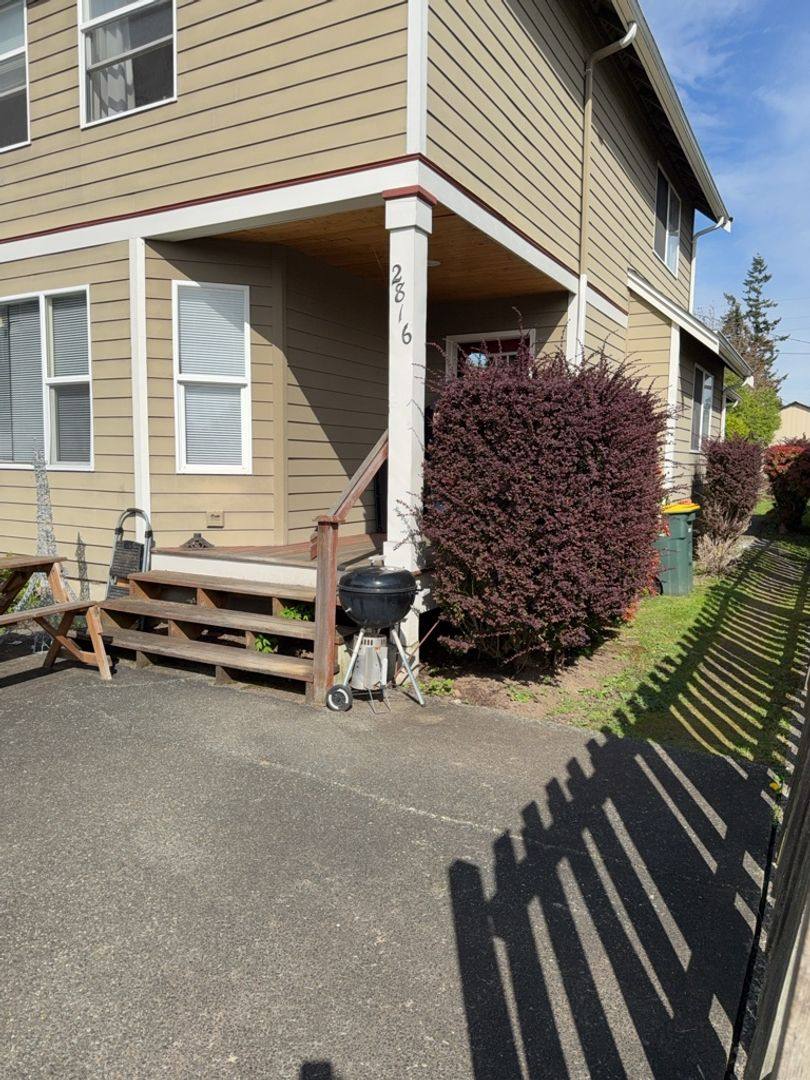 Townhouse for rent at 2816 2818 Moore St, Bellingham, WA 98226