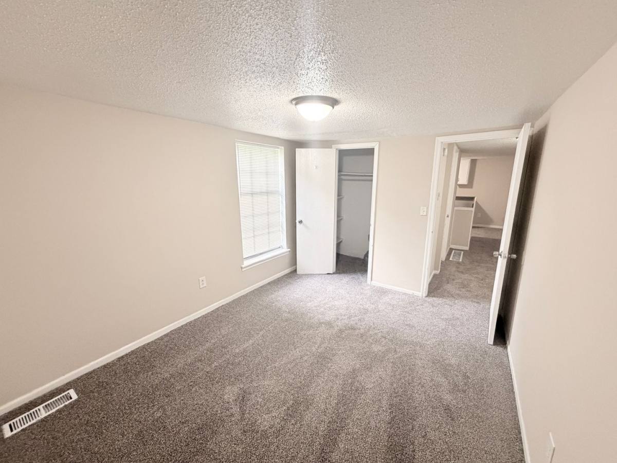House for rent at 806 1 2 E Devon St, Independence, MO 64055