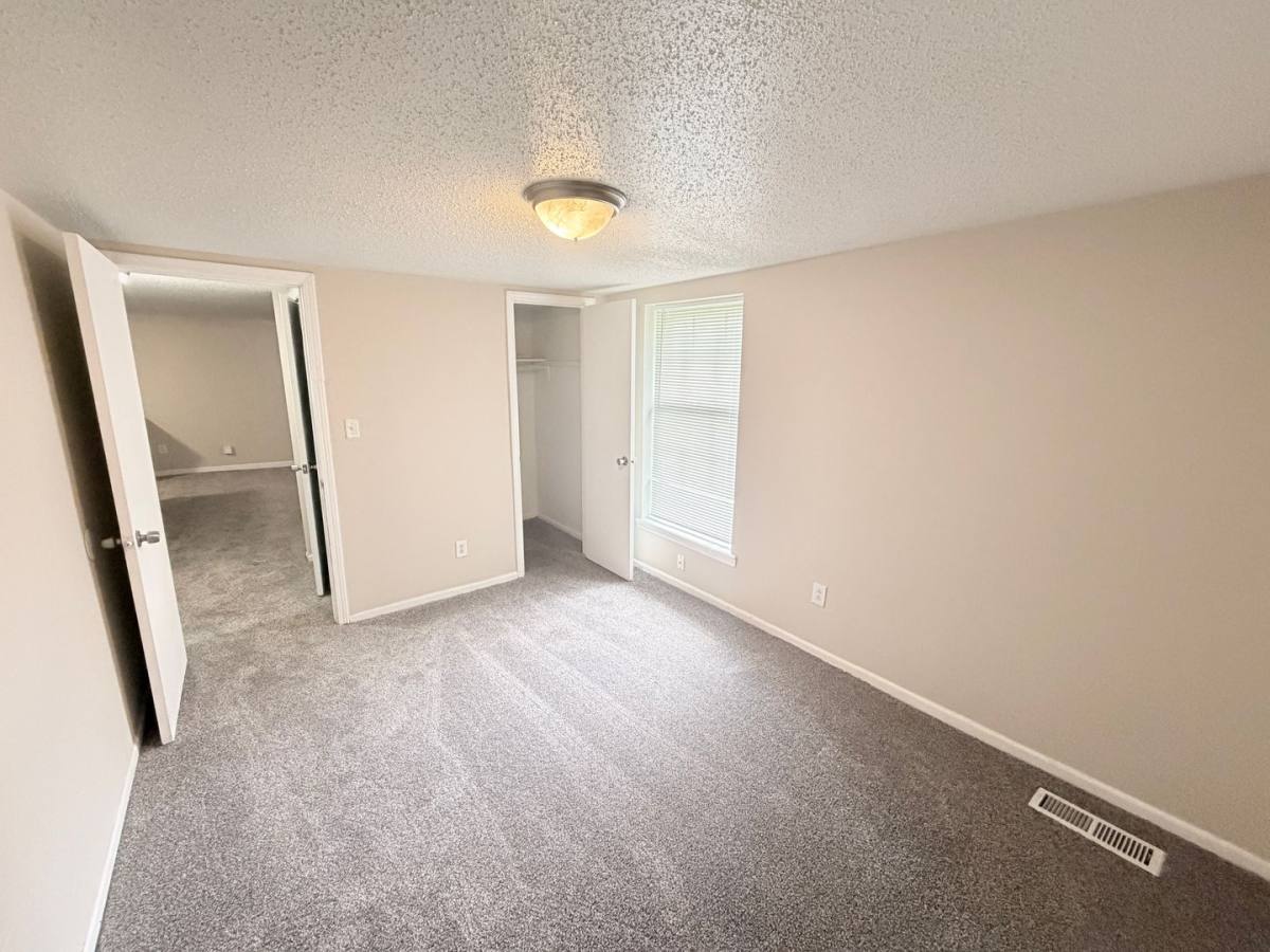House for rent at 806 1 2 E Devon St, Independence, MO 64055
