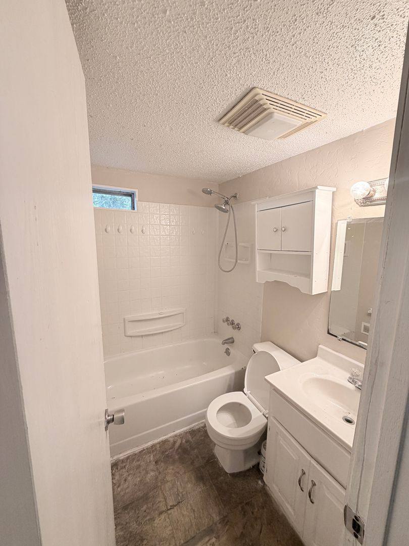 House for rent at 806 1 2 E Devon St, Independence, MO 64055