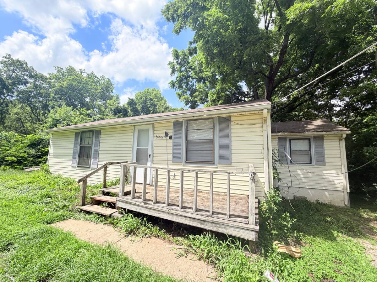 House for rent at 806 1 2 E Devon St, Independence, MO 64055