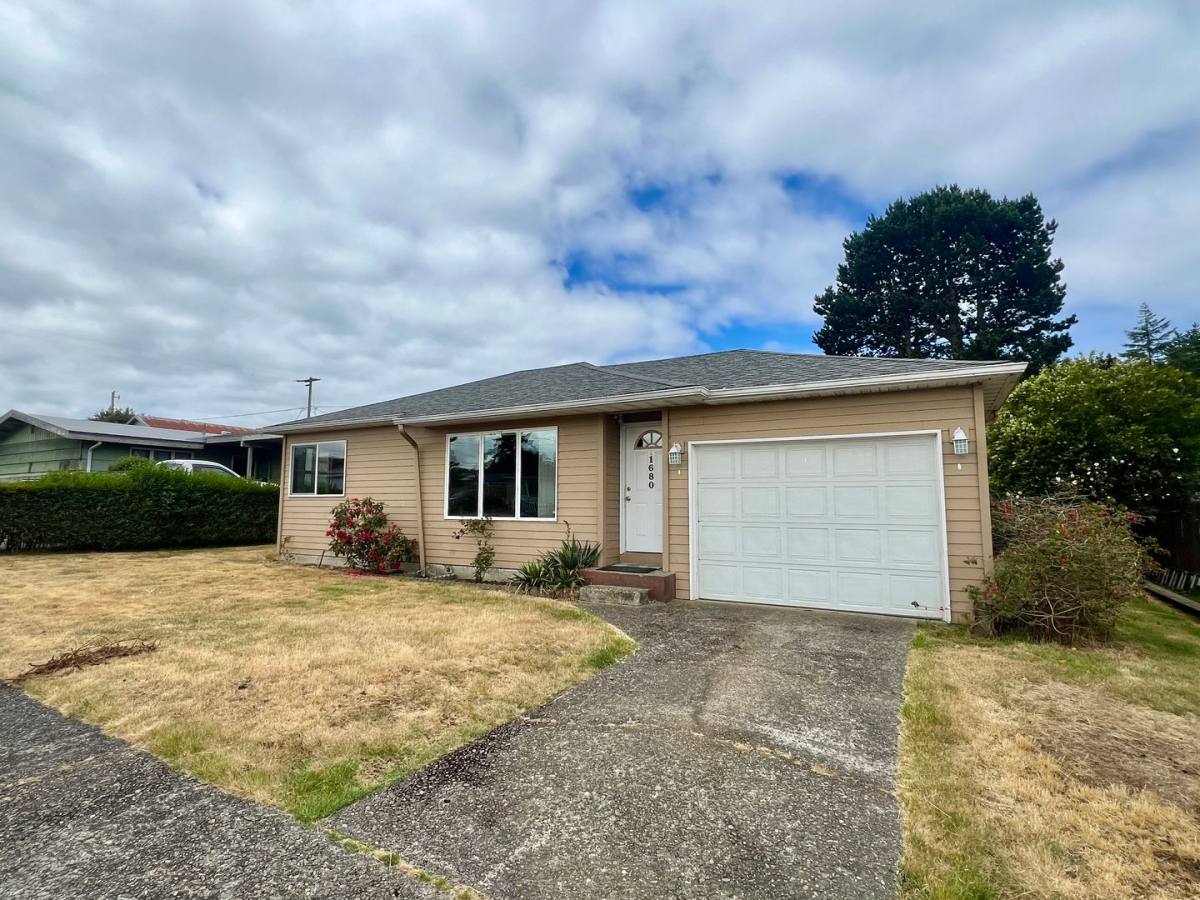 House for rent at 1680 Garfield St, North Bend, OR 97459