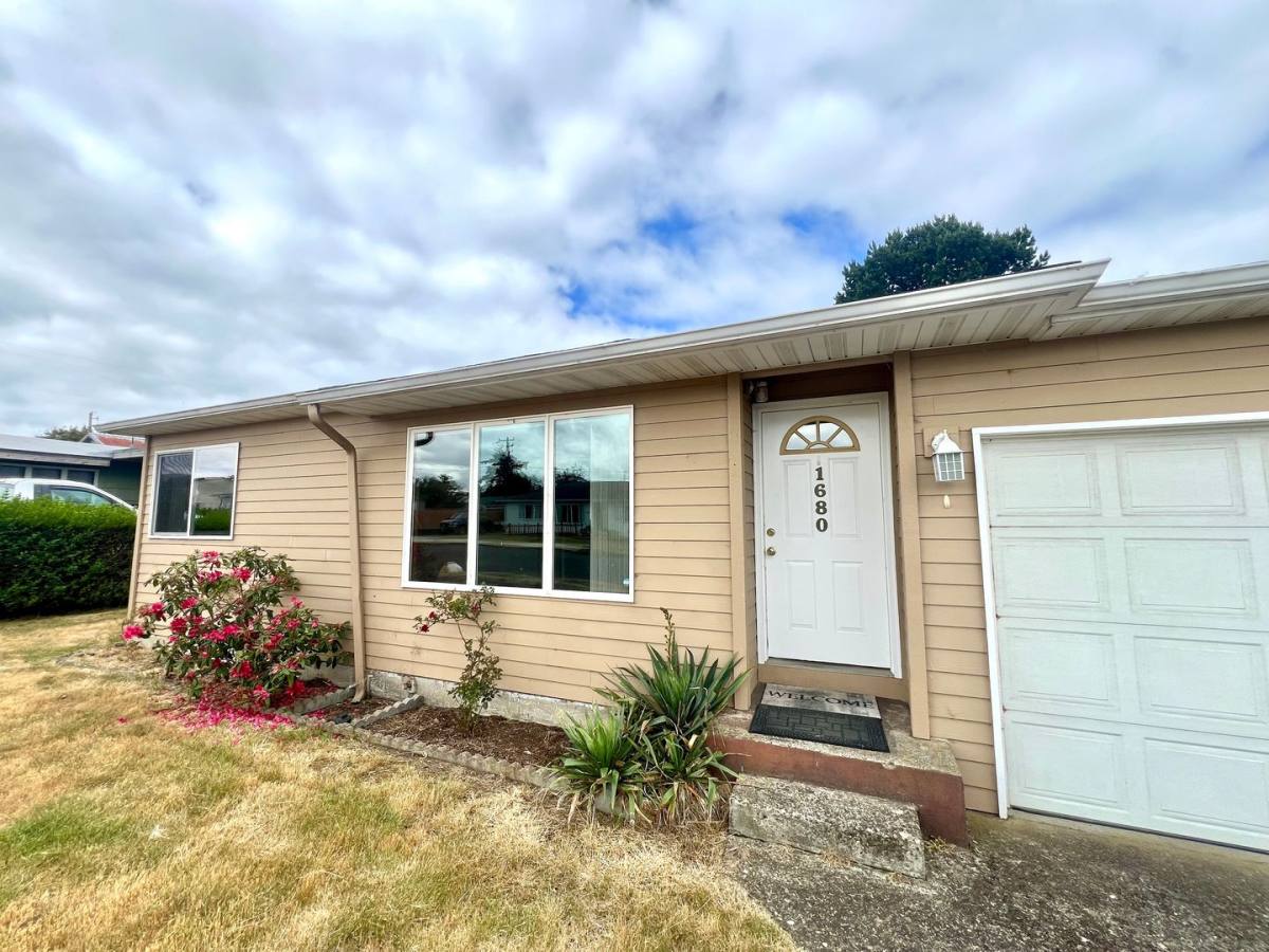 House for rent at 1680 Garfield St, North Bend, OR 97459
