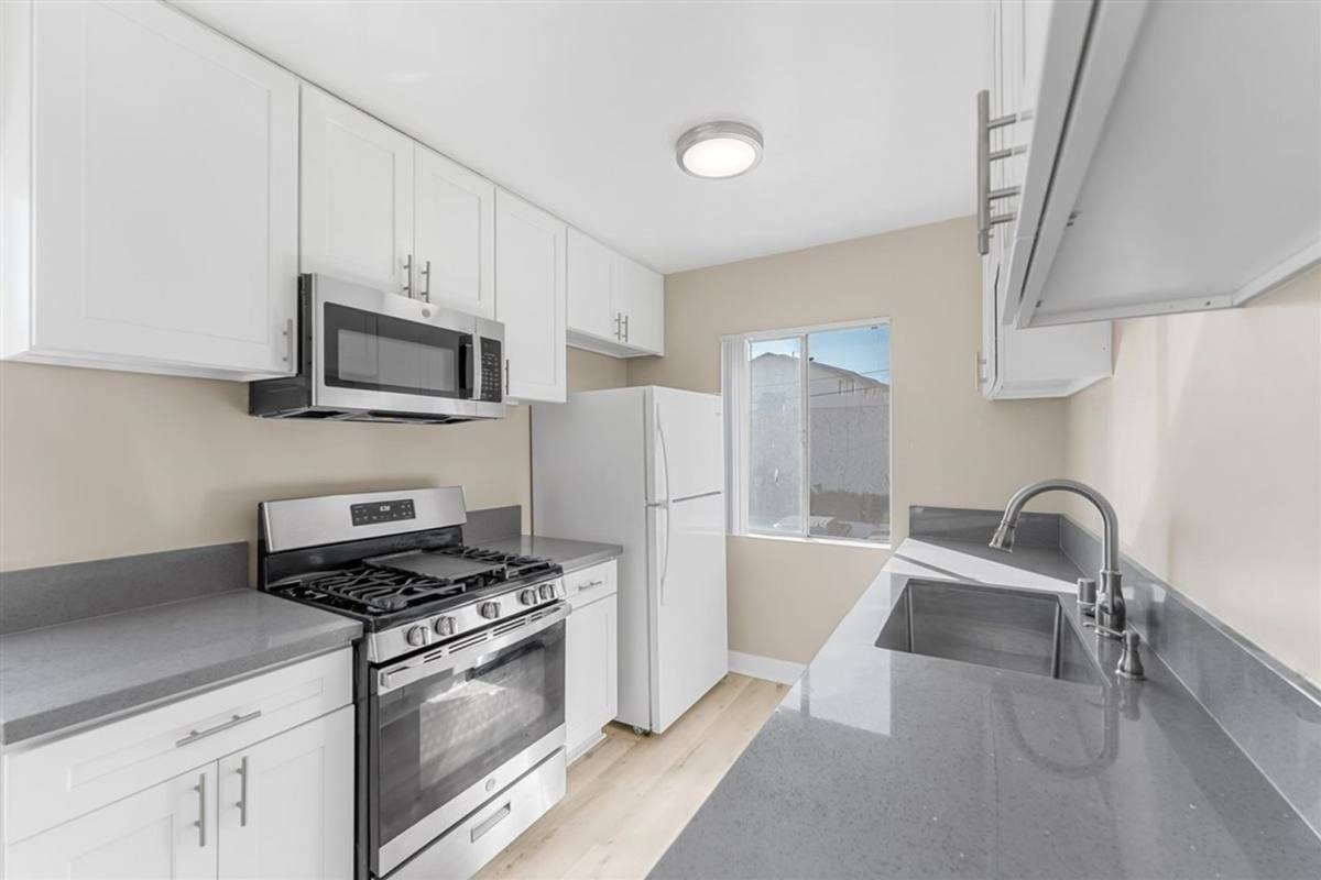 Apartment for rent at 531 W Hyde Park Blvd #14, Inglewood, CA 90302