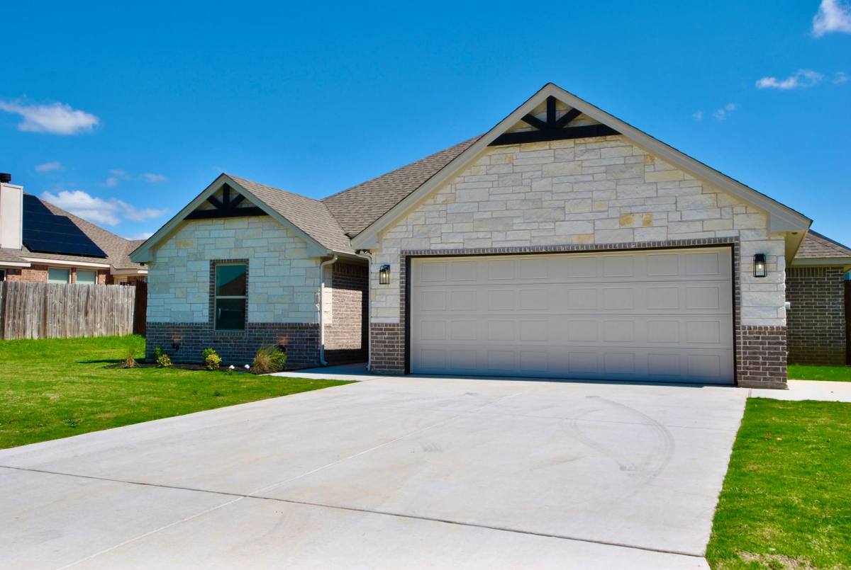 House for rent at 3002 Promenade Dr, Granbury, TX 76049