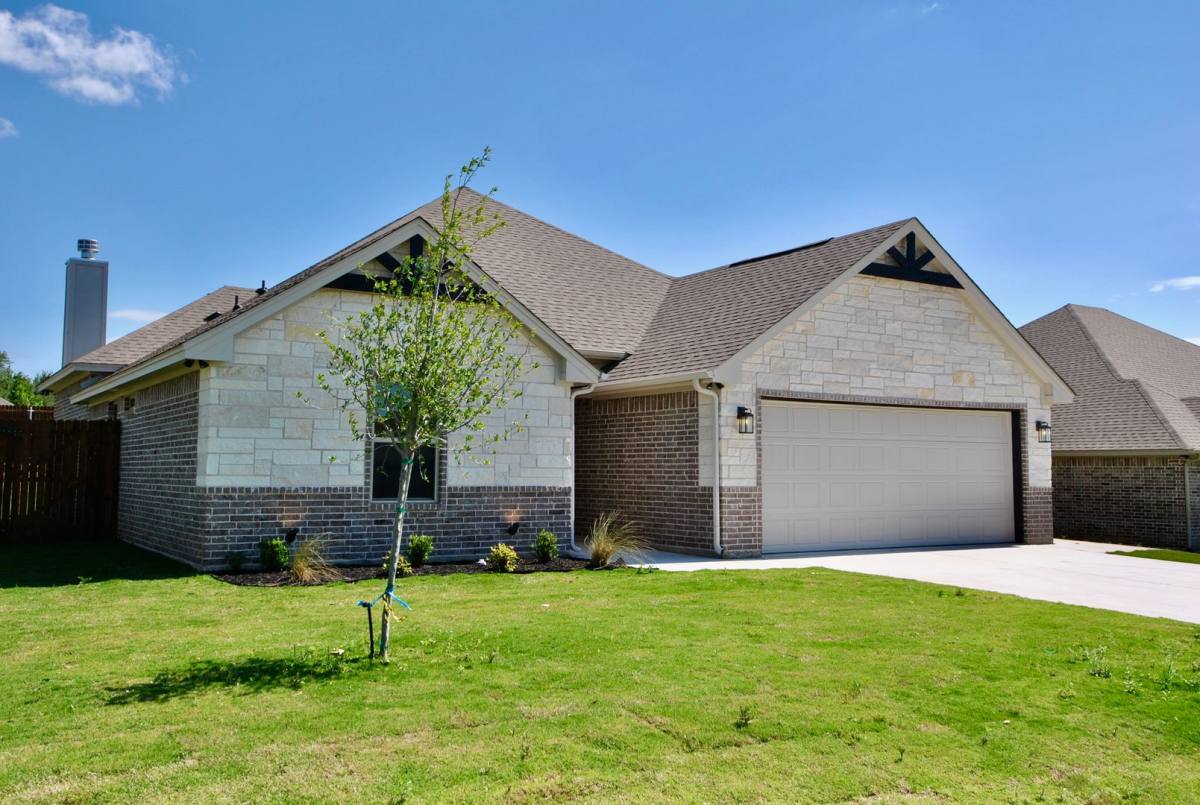 House for rent at 3002 Promenade Dr, Granbury, TX 76049