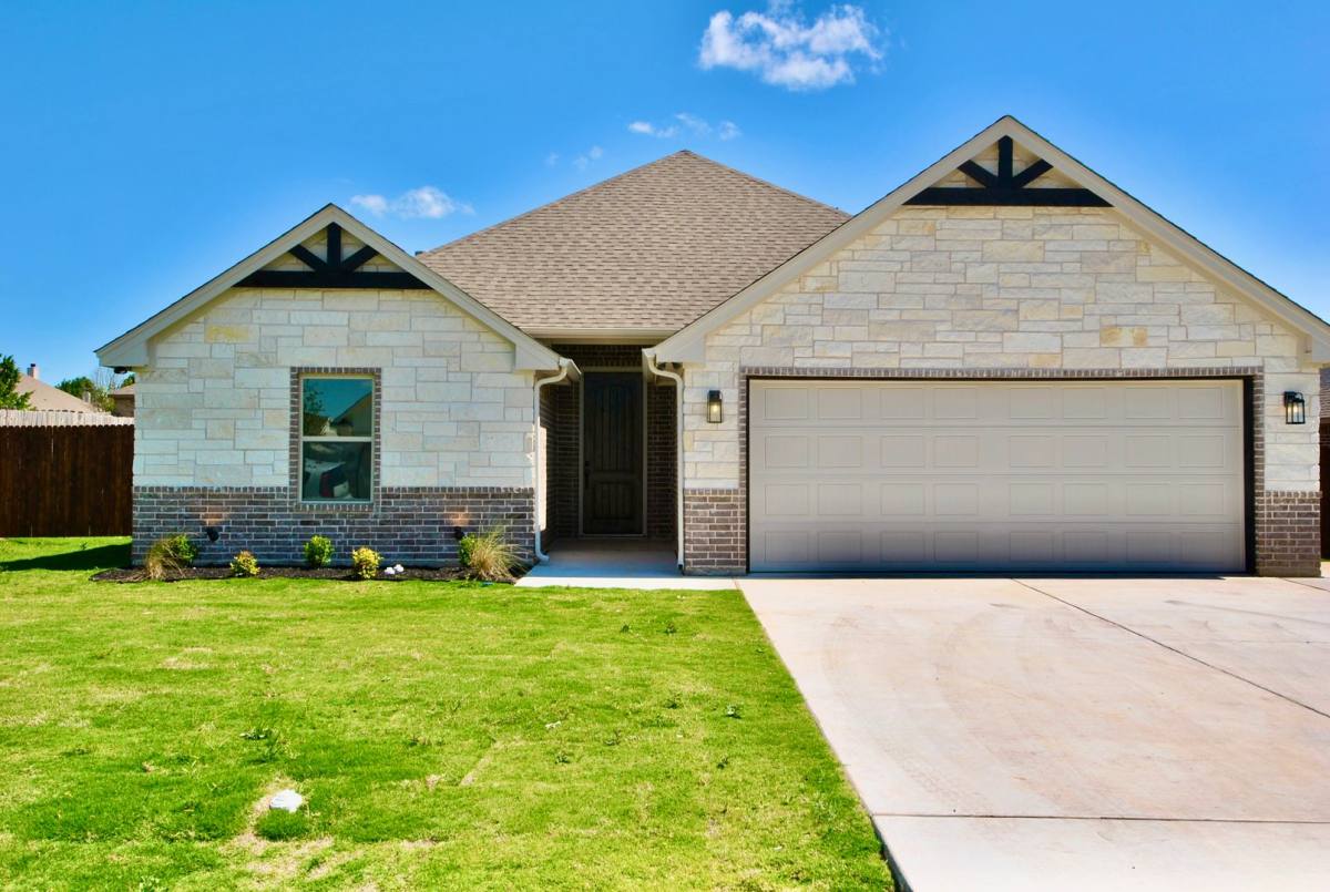 House for rent at 3002 Promenade Dr, Granbury, TX 76049
