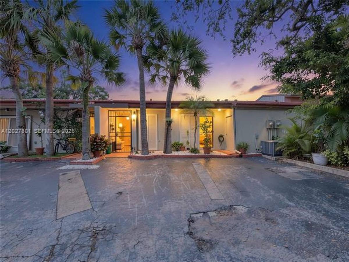 Townhouse for rent at 8317 Balgowan Rd, Hialeah, FL 33016