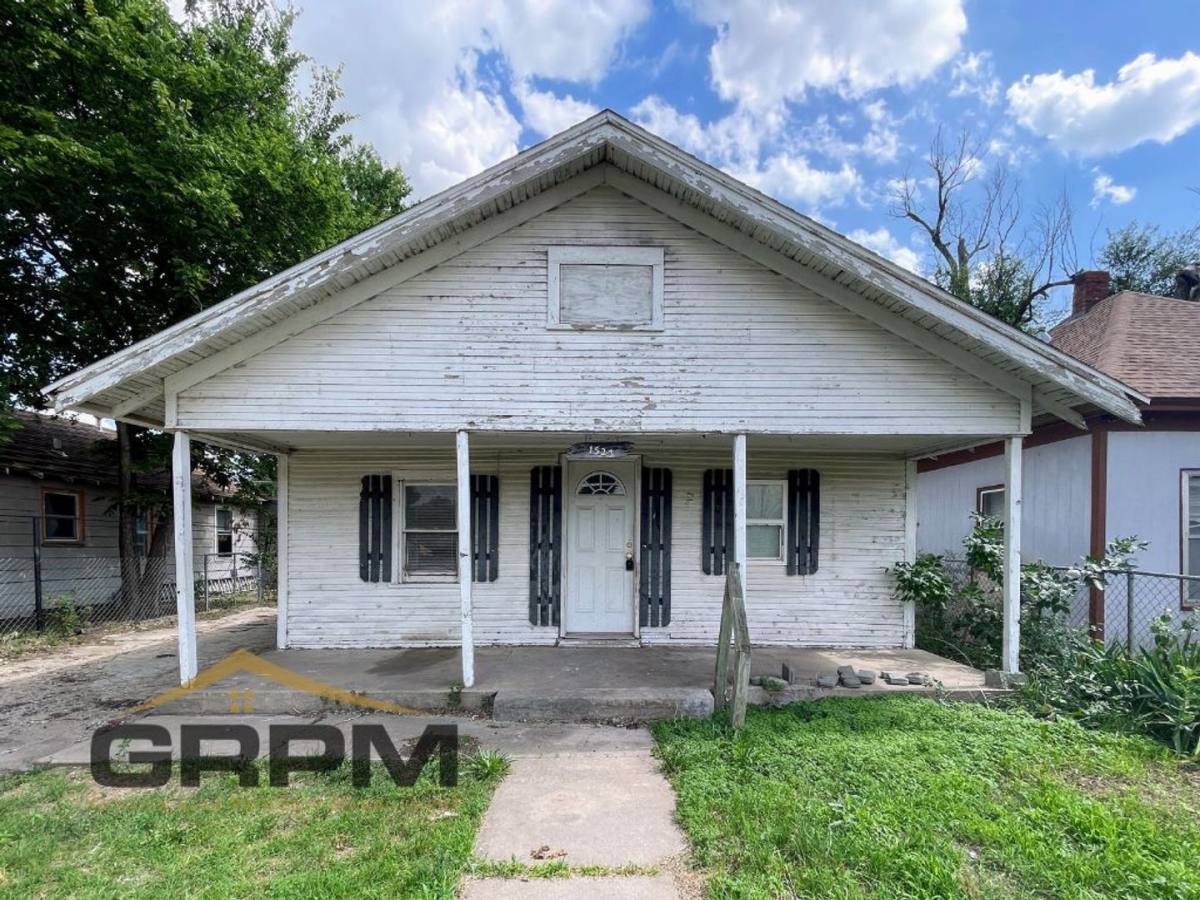 House for rent at 1523 E 4th, Hutchinson, KS 67501