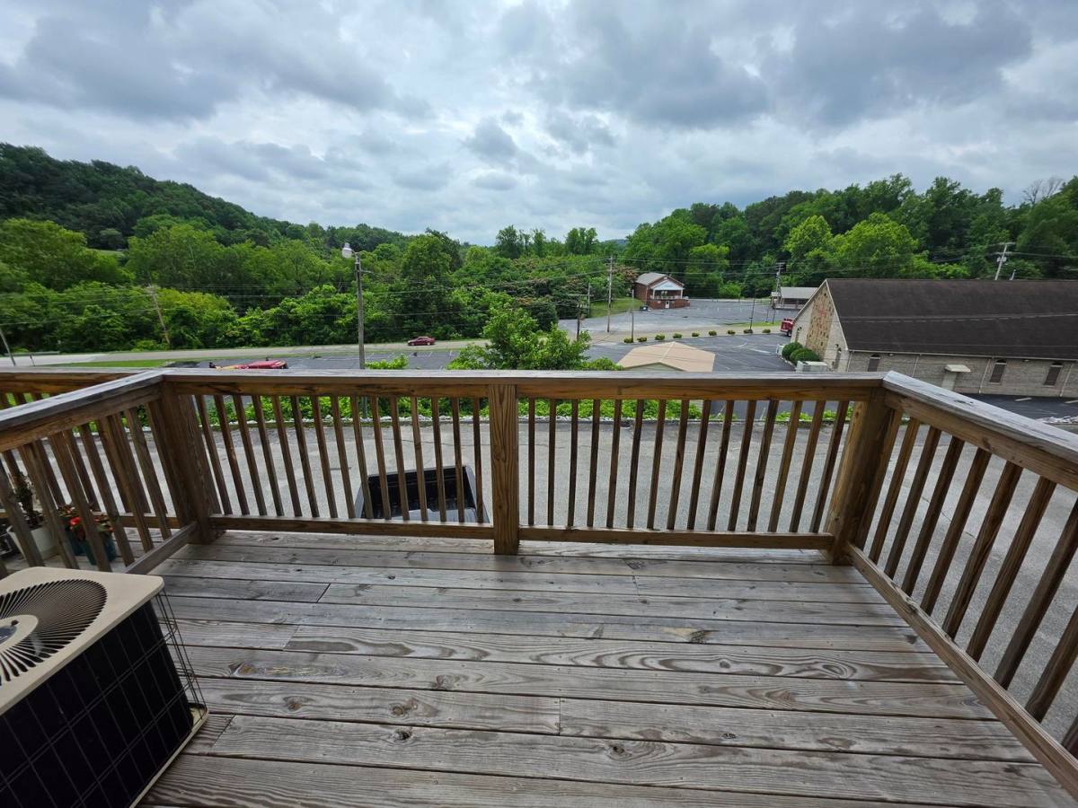 Apartment for rent at 434 Hillside Dr, Harriman, TN 37748