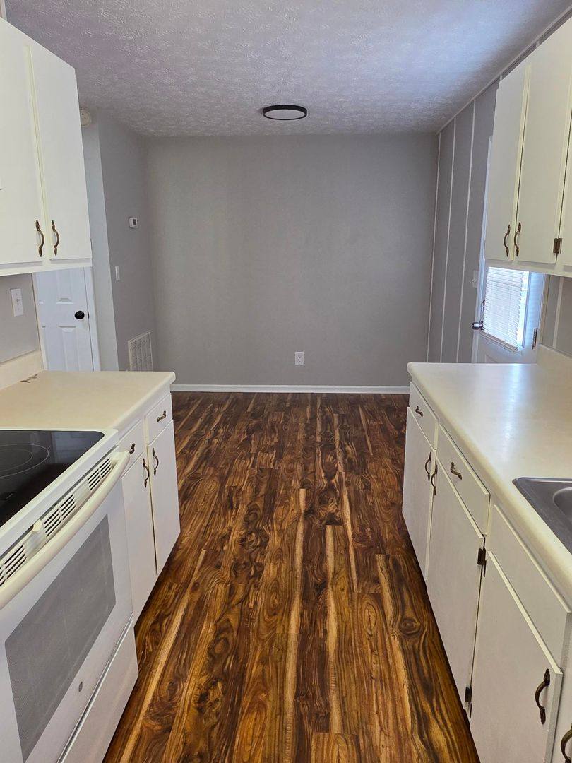 Apartment for rent at 434 Hillside Dr, Harriman, TN 37748