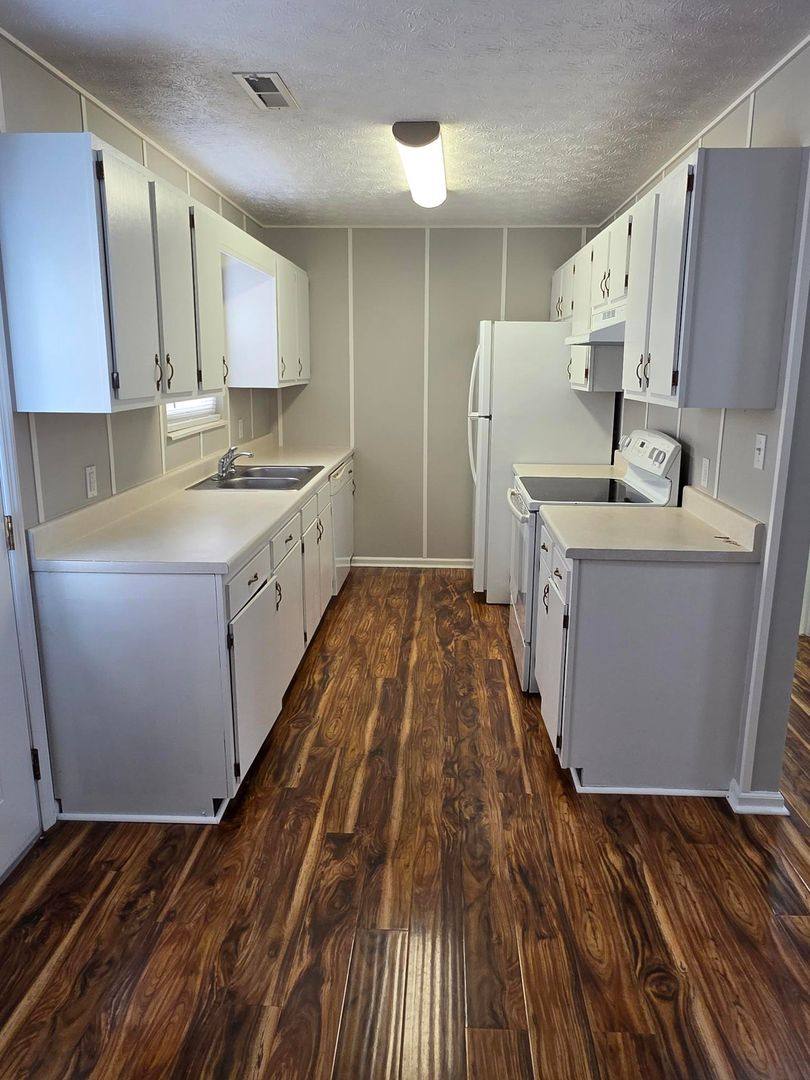 Apartment for rent at 434 Hillside Dr, Harriman, TN 37748