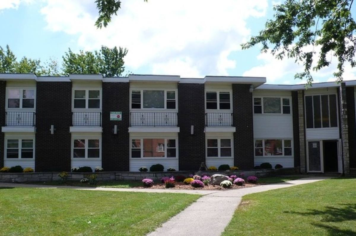 Apartment for rent at 2035 Georgetown Lane, Waukegan, IL 60085
