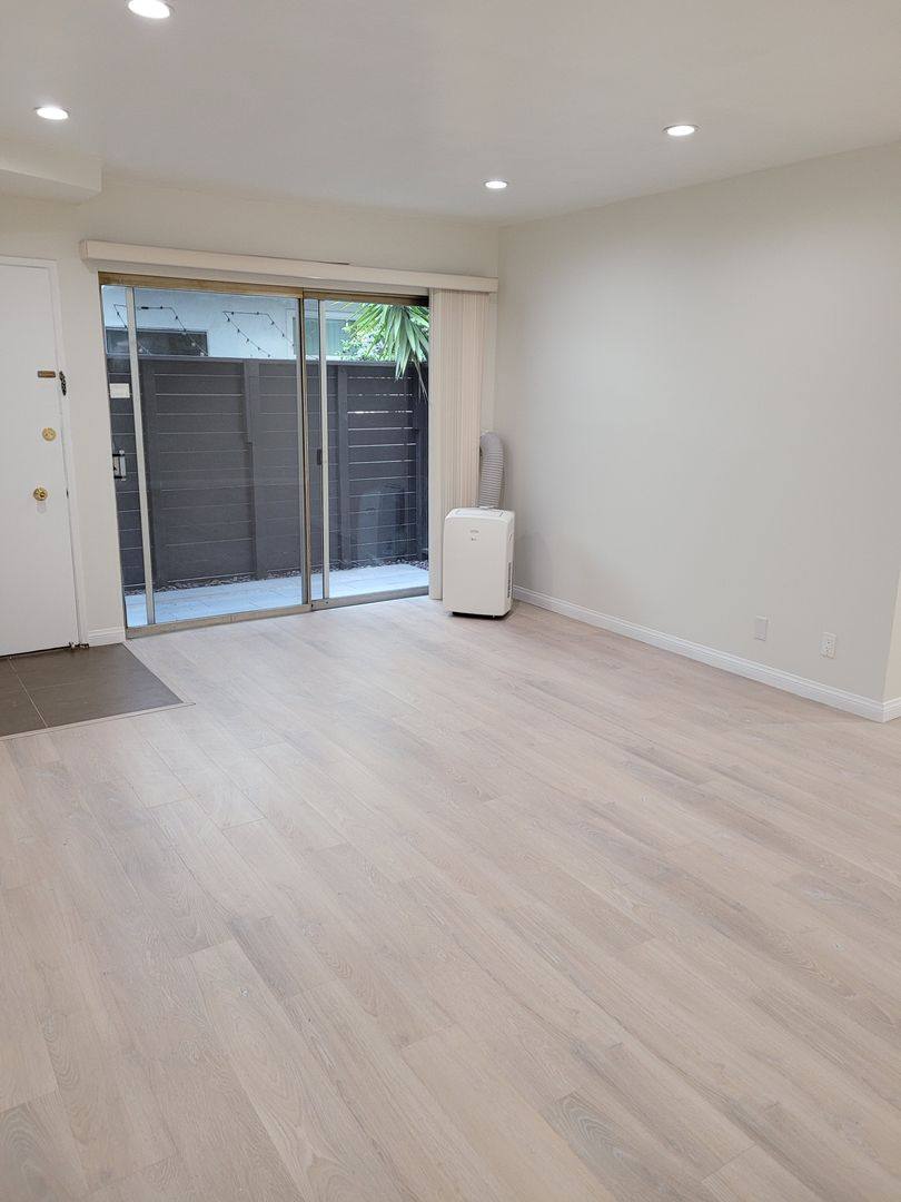 Apartment for rent at 1132 S Oakhurst, Los Angeles, CA 90035