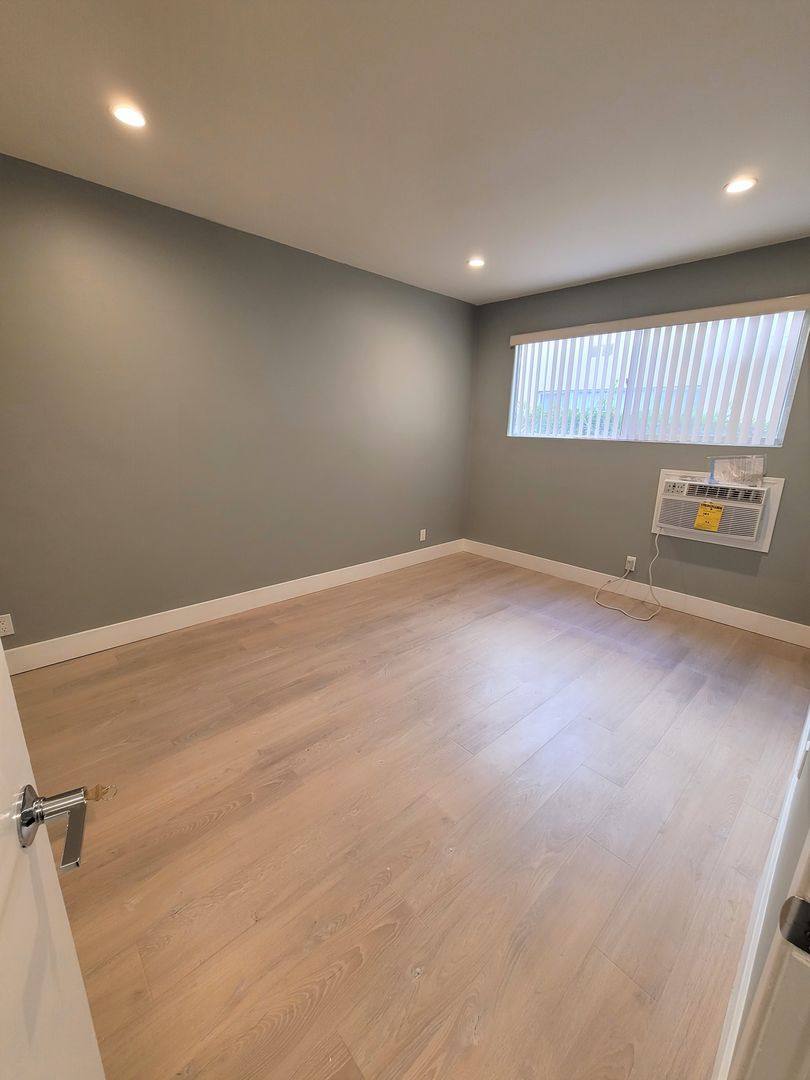 Apartment for rent at 1132 S Oakhurst, Los Angeles, CA 90035