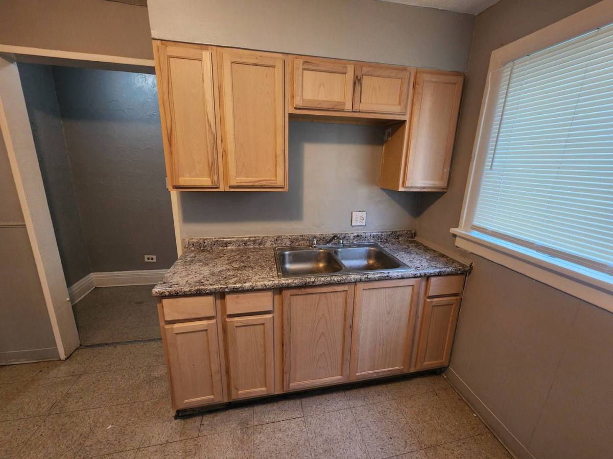 Apartment for rent at 1506 Larchmont Rd, Cleveland, OH 44110