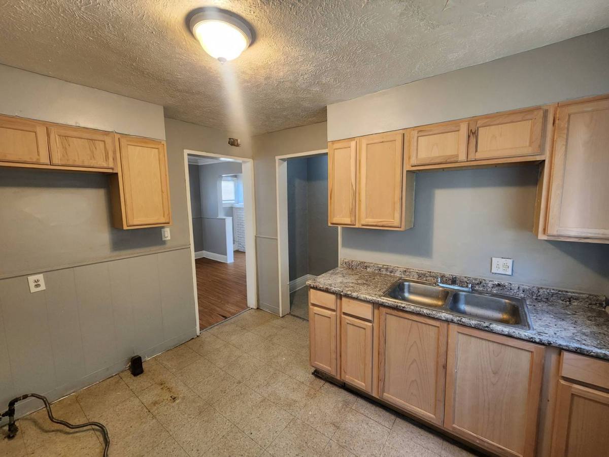 Apartment for rent at 1506 Larchmont Rd, Cleveland, OH 44110
