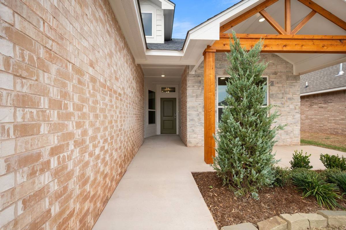 House for rent at 4909 Misty Wood Lane, Mustang, OK 73064
